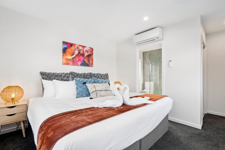Bedroom 2, A LUCKIE CHARM - 5-BEDROOM TOWNHOUSE, Queenstown-Lakes