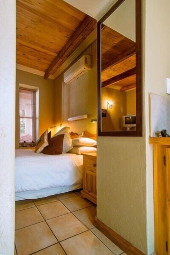 Bedroom 2, The Barracks, Pixley ka Seme