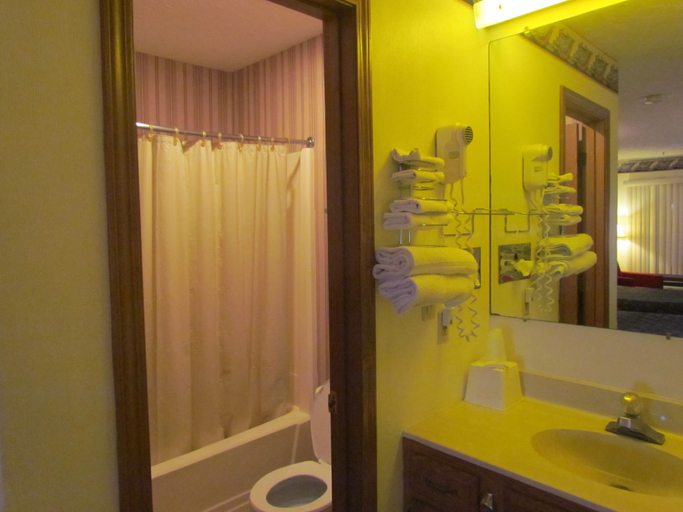 Bathroom 3, Travel Inn & Suites, Clinton