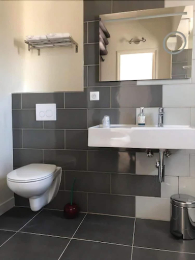 Bathroom 4, Hôtel Courbet, Alpes-Maritimes