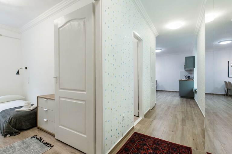 Others 4, Nyar 7 Apartment, Budapesti