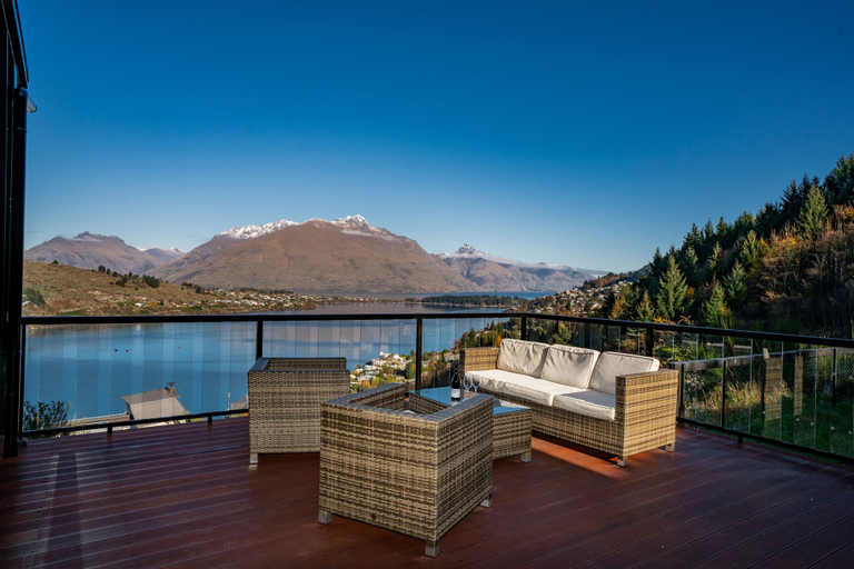 A LUCKIE CHARM - 5-BEDROOM TOWNHOUSE, Queenstown-Lakes