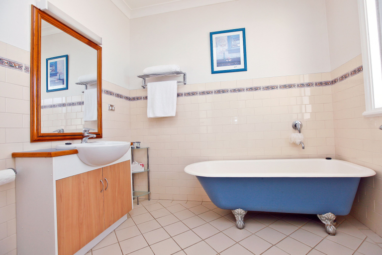 Bathroom 4, Emaroo Cottages Broken Hill, Broken Hill