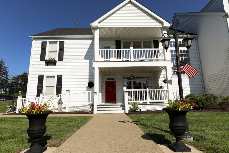 Exterior & Views 2, Oakmont Inn, Allegheny