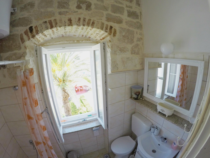 Bathroom 3, Castel Nonna Franka, Sutivan