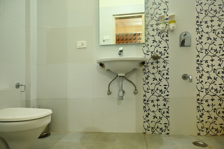 Bathroom 4, Ganga Darshanam Guest House, Varanasi