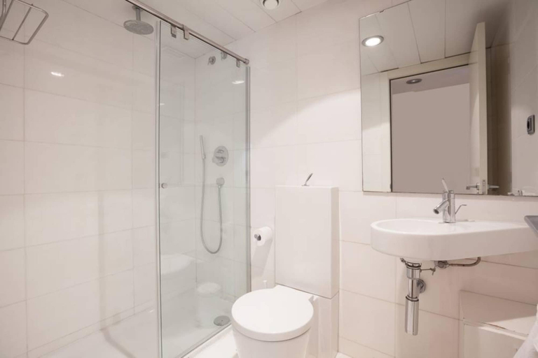 Bathroom 4, Akira Flats Plaza Catalunya, Barcelona
