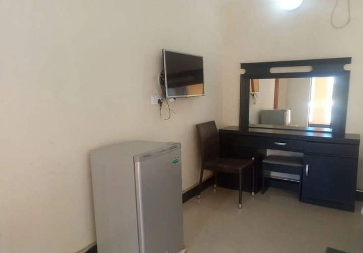 Others 5, Namakau Lodge, Choma