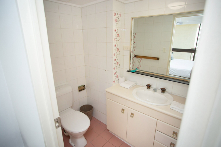 Bathroom 4, Imperial Surf Private Apartments, Gold Coast