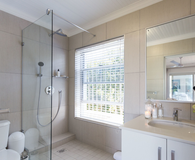Bathroom 5, Ocean Watch Guest House, Eden