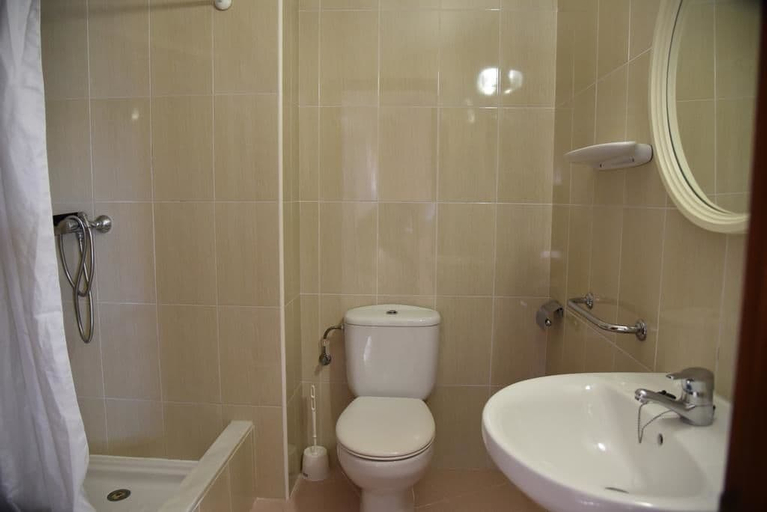 Bathroom, Apartamento con piscina comunitaria para familias, Girona