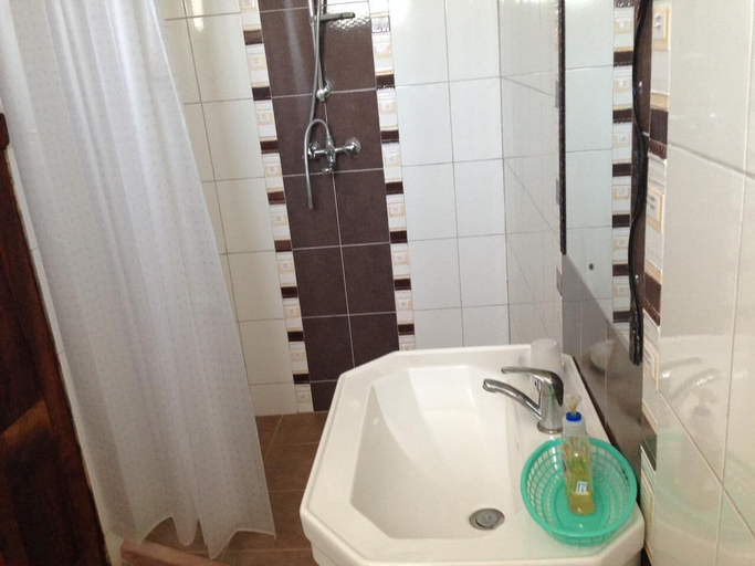Bathroom 4, Coco-De-Ville, Msambweni