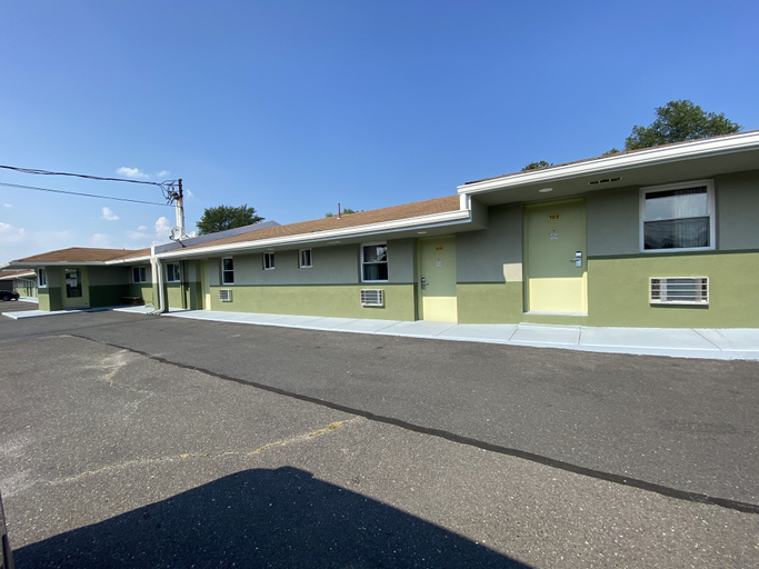 Exterior & Views 2, Red Carpet Inn and Suites, Burlington