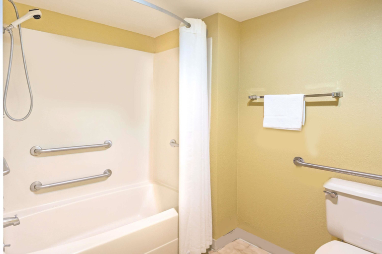 Bathroom 3, Super 8 by Wyndham Jessup/Baltimore Area, Howard