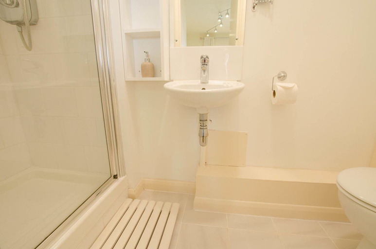 Bathroom 3, Clifton Court Apt 15 With Heated Pool, Devon