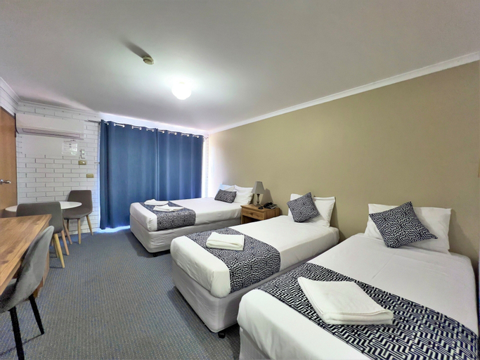 Bedroom 2, Albury Garden Court Motel, Albury