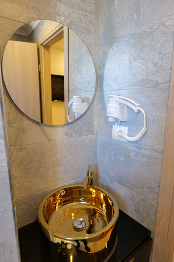 Bathroom 3, Hotel Kuburi, Sarandës