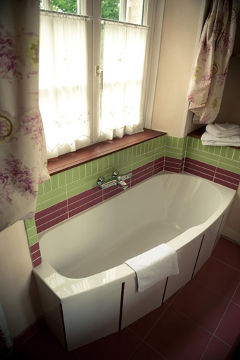 Bathroom 5, Le Château de la Vierge, Essonne