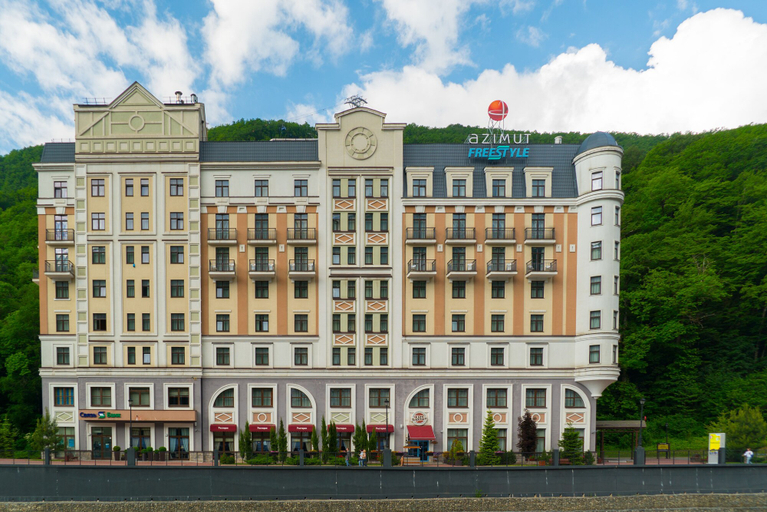 Exterior & Views