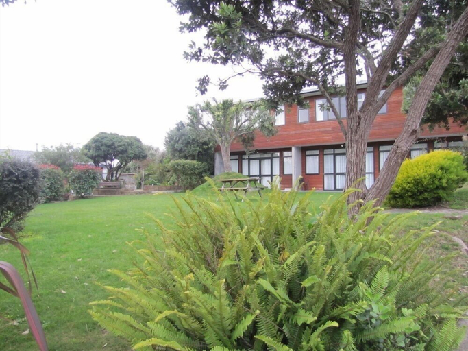 Others 5, Aotea Lodge, Porirua