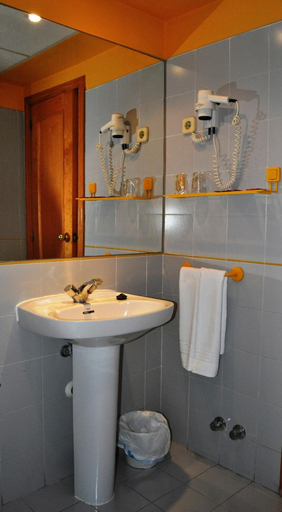 Bathroom 4, Hotel España, Guadalajara