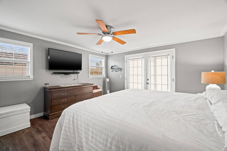 Bedroom 1, Island Time, Bay