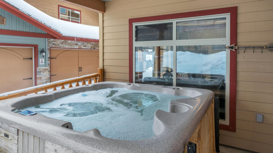 Bathroom 4, I Spy - Cozy Pet Friendly, Ski In/Ski Out Condo with Private Hot Tub, Kootenay Boundary
