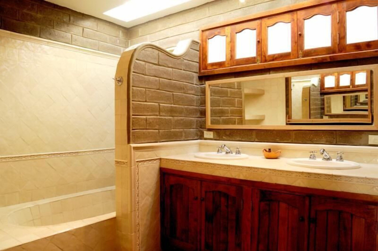 Bathroom 4, Nirvana Restaurant And Retreat, Allende