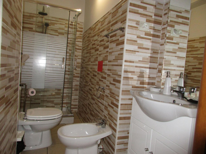 Bathroom 5, B&B Santa Sofia, Catania
