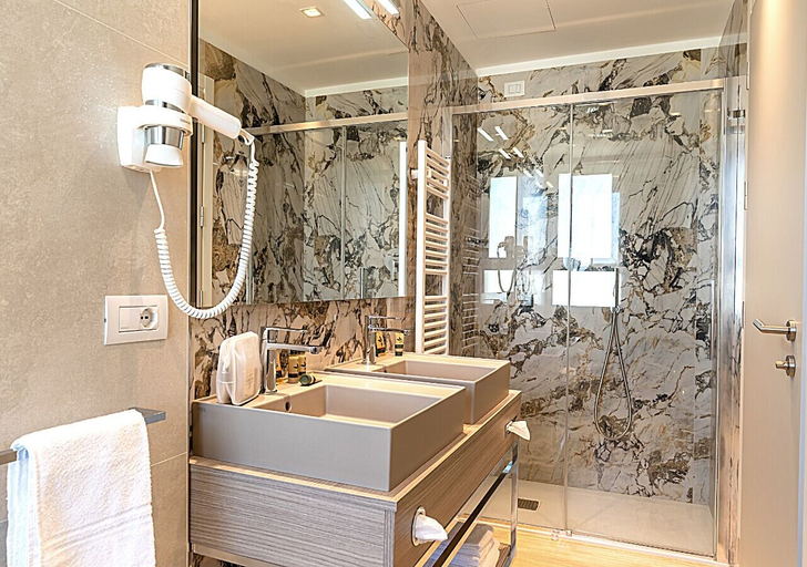 Bathroom 5, Hotel Savini, Rimini