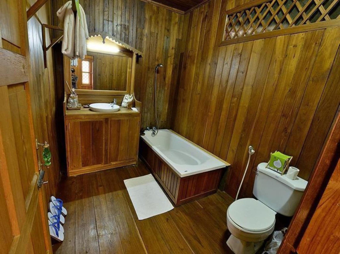Bathroom 4, Shwe Inn Tha Floating Resort Hotel, Taunggye