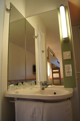 Bathroom 4, ibis Budget Pau Est, Pyrénées-Atlantiques