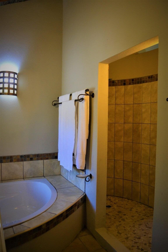 Bathroom 4, Wensleydale Guest Lodge, Umgungundlovu
