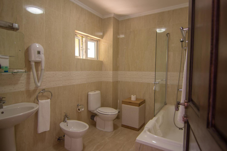 Bathroom 4, Treasure Cove