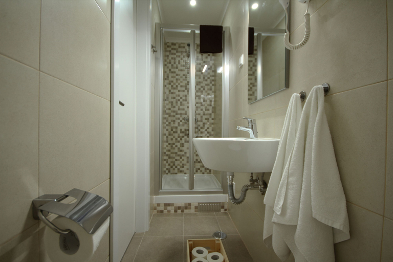 Bathroom 3, Alfama Right Point, Lisbon