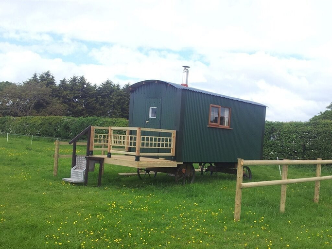 Exterior & Views 2, Shepherds Lodge, Worcestershire