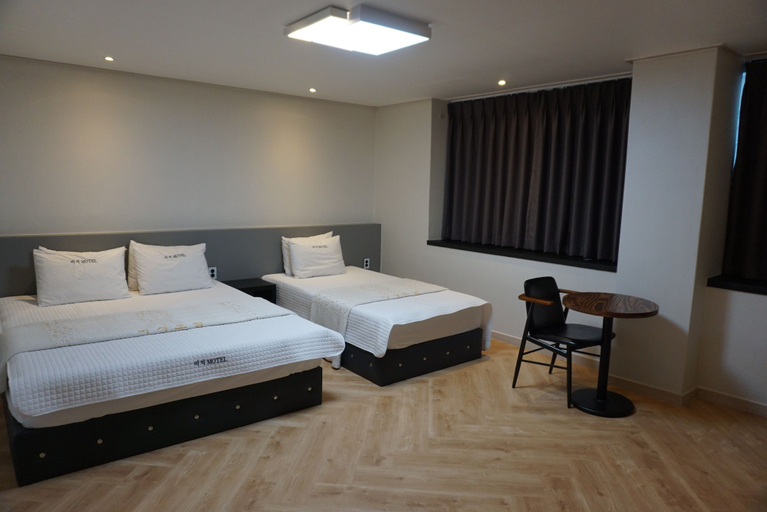Bedroom 5, Beach Hotel, Yeongdo