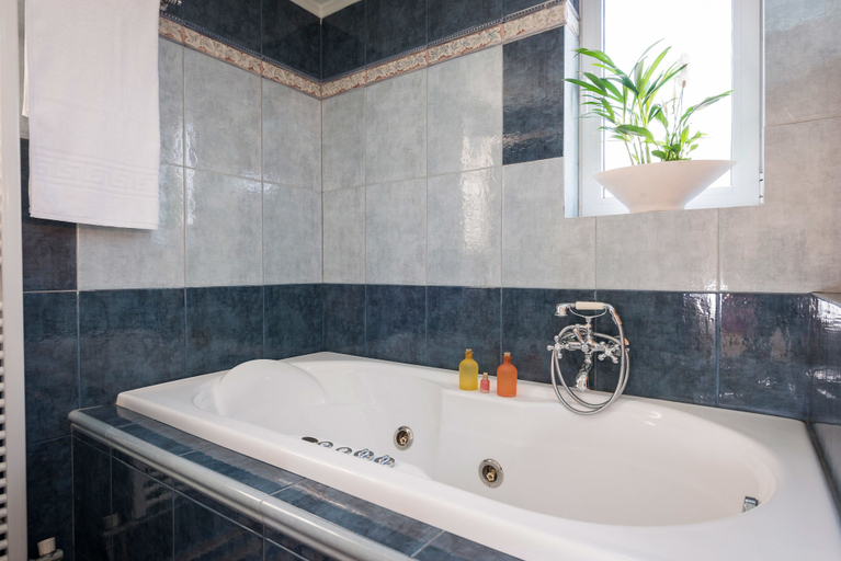 Bathroom 4, Steps to the Beach Spacious Home-Parking, Crete