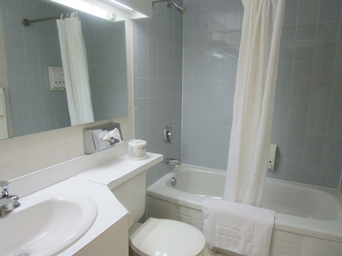 Bathroom 4, Claymore inn & Suites, Antigonish