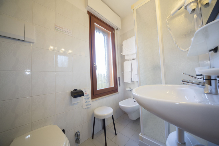 Bathroom 4, Hotel Trentino, Trento