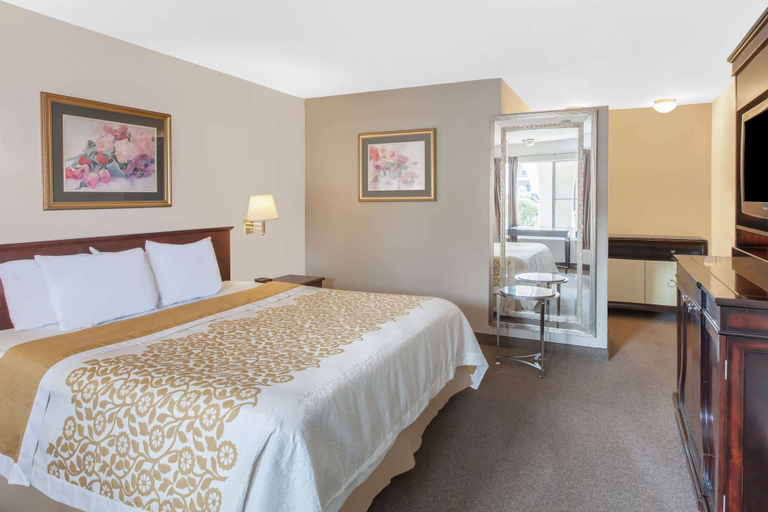 Bedroom 3, Days Inn by Wyndham Camarillo - Ventura, Ventura