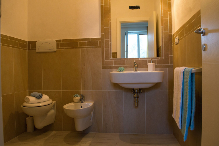 Bathroom 5, Hotel Reverse, Brindisi