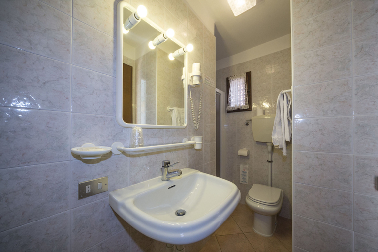 Bathroom 4, Hotel Trentino, Trento