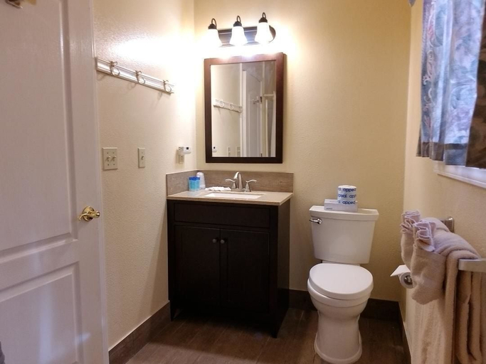Bathroom, Nevada City Inn, Nevada
