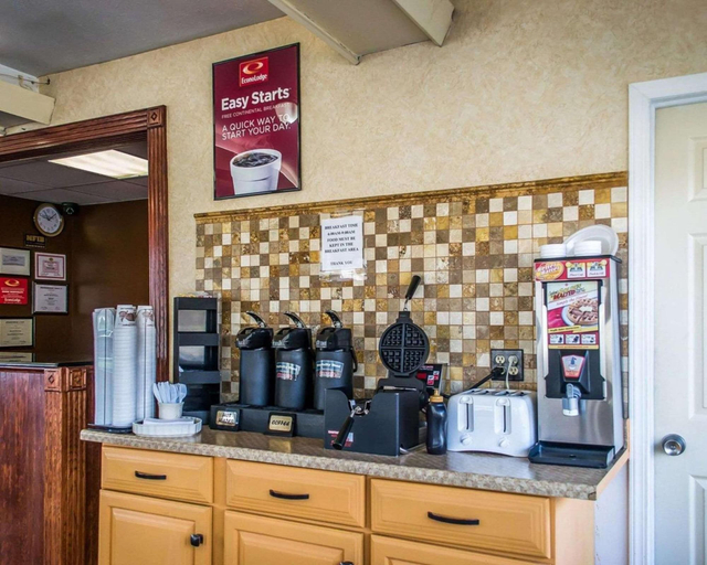 Food & Drinks 4, Economy Inn & Suites, Trumbull