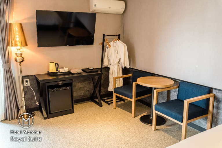 Others 5, Hotel Marcher, Jung