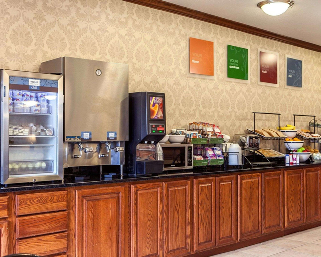 Food & Drinks 5, Comfort Inn & Suites Davenport - Quad Cities, Scott