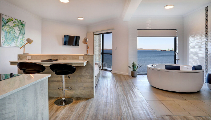 Bathroom 4, Limani Port Lincoln, Port Lincoln
