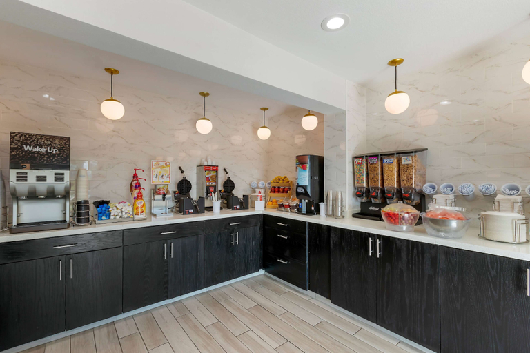 Food & Drinks 5, La Quinta Inn & Suites by Wyndham Des Moines West Clive, Polk