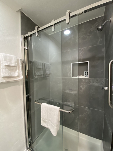 Bathroom 4, Ritz Inn San Francisco SFO Airport, San Mateo